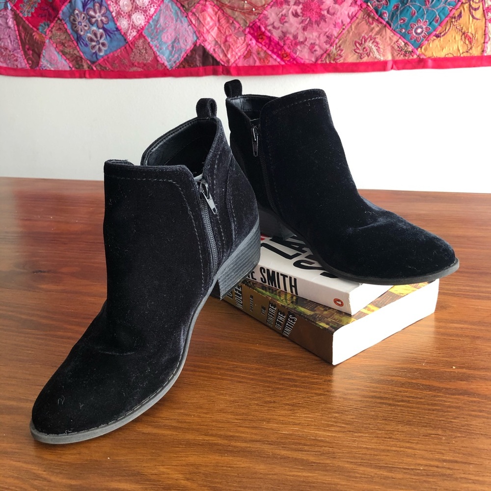 Black velvety booties Guess, Sz 9.5